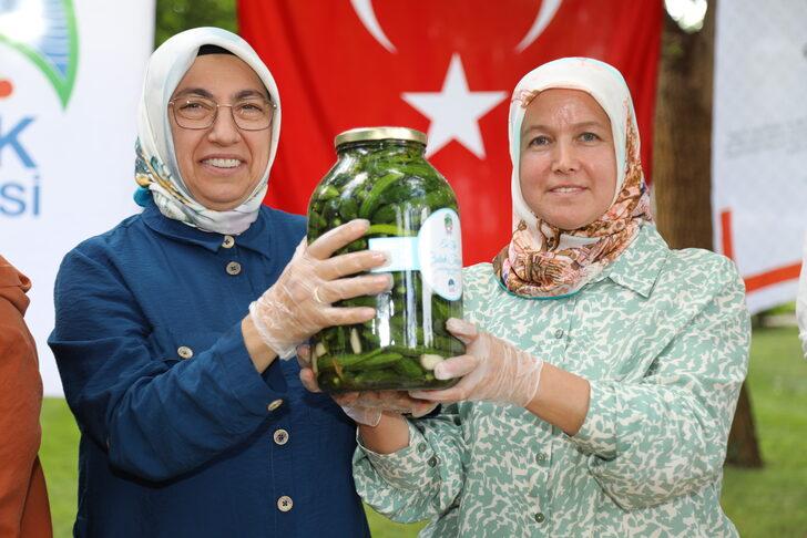 Tarım ve Orman Bakanı Kirişci’nin eşi Hanife Kirişci Çubuklu kadınlarla turşu kurdu G4