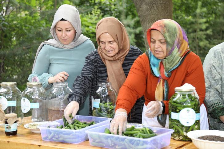 Tarım ve Orman Bakanı Kirişci’nin eşi Hanife Kirişci Çubuklu kadınlarla turşu kurdu G5