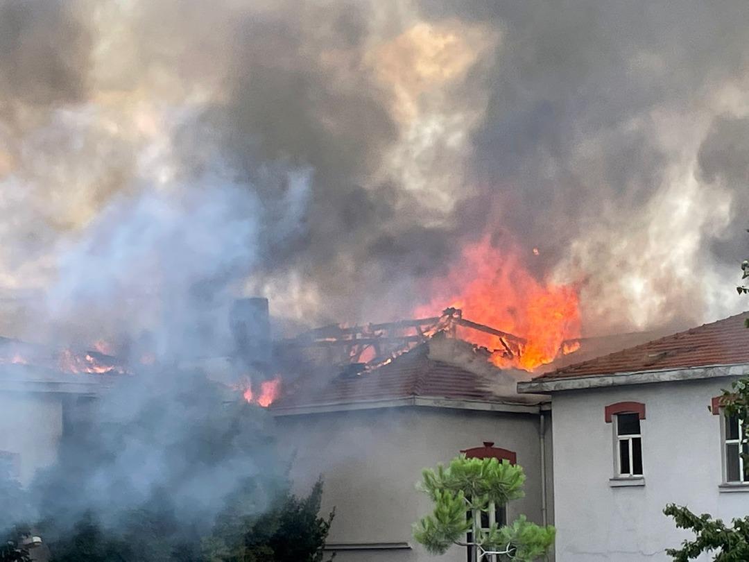 SON DAKİKA | İstanbul'daki Balıklı Rum Hastanesi'nde yangın &ccedil;ıktı! B&uuml;y&uuml;k panik hastalar b&ouml;yle taşındı