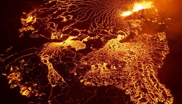 İzlanda'da yanardağ patladı, lavlar büyük bir alanı kapladı! Tüyler ürperten görüntüler...