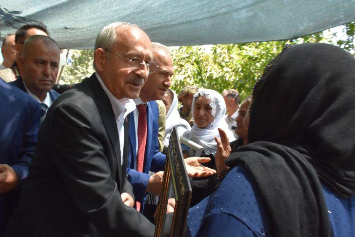 CHP Genel Başkanı Kılıçdaroğlu, Uludere'deki olayda hayatını kaybedenlerin ailelerini ziyaret etti: G3