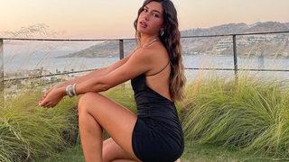 Fenomen Sibil Çetinkaya minicik bikini üstüyle göğüslerini kapattı! Beğeni butonu çöktü