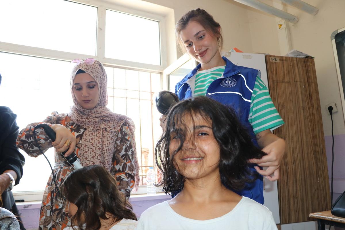 Kuaf&ouml;rl&uuml;k eğitimi alan g&ouml;n&uuml;ll&uuml; gen&ccedil;lerden &ccedil;ocuklara sa&ccedil; bakımı