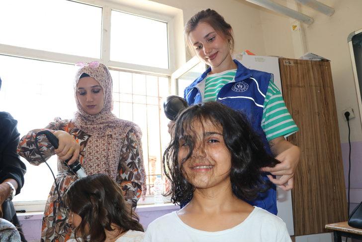 Kuaförlük eğitimi alan gönüllü gençlerden çocuklara saç bakımı G1