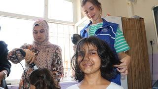 Kuaförlük eğitimi alan gönüllü gençlerden çocuklara saç bakımı