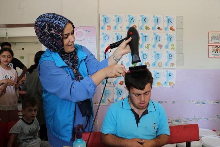 Kuaförlük eğitimi alan gönüllü gençlerden çocuklara saç bakımı G2