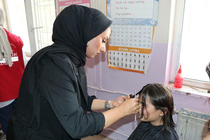 Kuaförlük eğitimi alan gönüllü gençlerden çocuklara saç bakımı G3