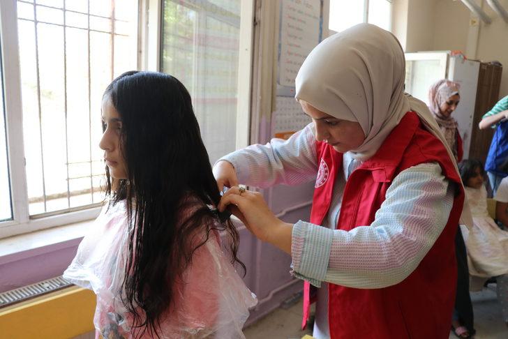 Kuaförlük eğitimi alan gönüllü gençlerden çocuklara saç bakımı G4