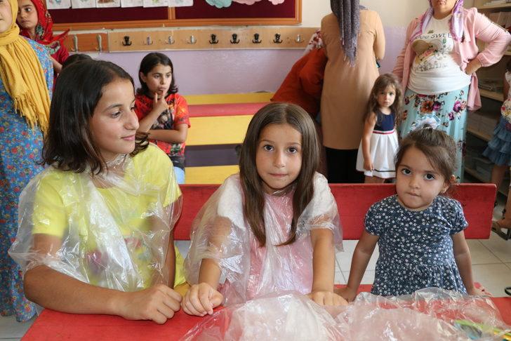 Kuaförlük eğitimi alan gönüllü gençlerden çocuklara saç bakımı G5