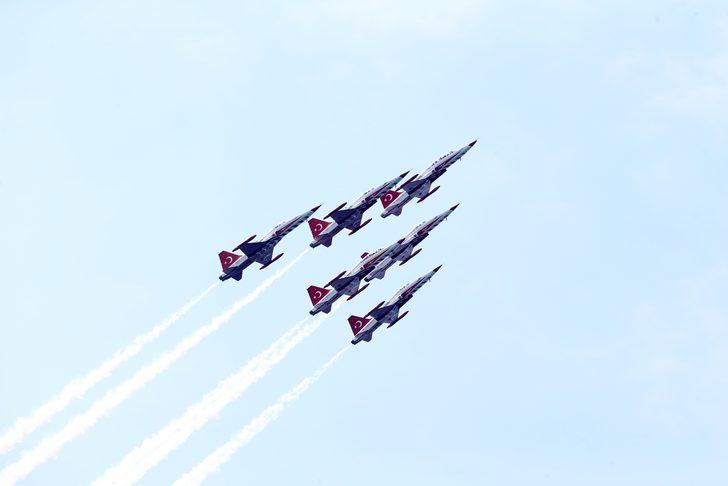 Türk Yıldızları Trabzon'da gösteri uçuşu yaptı G2