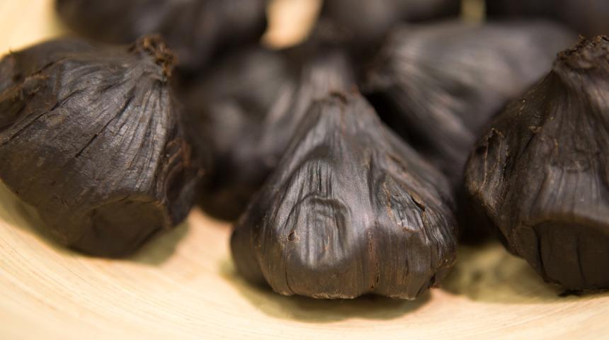 Sarımsağı solladı! Faydası iki katı: Antioksidan deposu siyah sarımsak!