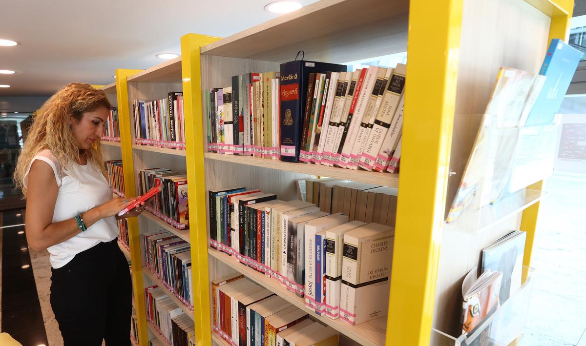 YHT Garı'nda k&uuml;t&uuml;phane a&ccedil;ıldı
