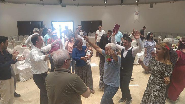 Adana'da 6 Roman çiftin resmi nikahı yapıldı G4