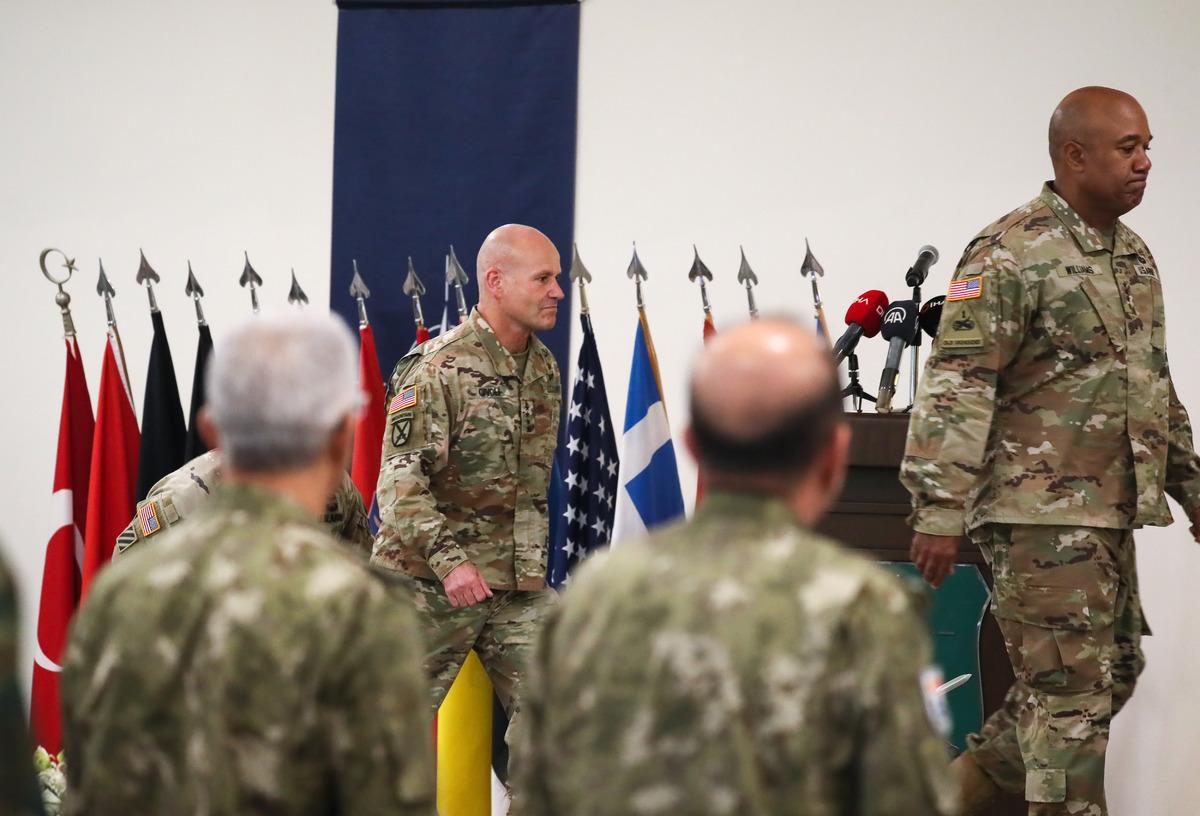 NATO M&uuml;ttefik Kara Komutanlığında devir teslim t&ouml;reni yapıldı