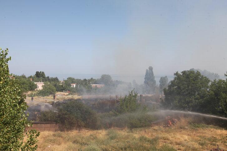 Ahlat'taki tarihi mezarlıkta çıkan yangın söndürüldü G2