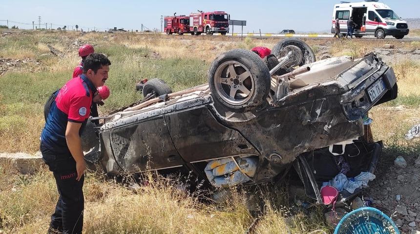 Denizli'de devrilen otomobildeki kadın öldü, eşi ve 2 kızı yaralandı