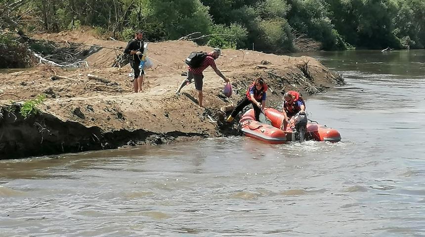 Tunca'da balık tutmak için geçtikleri adada mahsur kalan 2 kişi  AFAD ekiplerince kurtarıldı