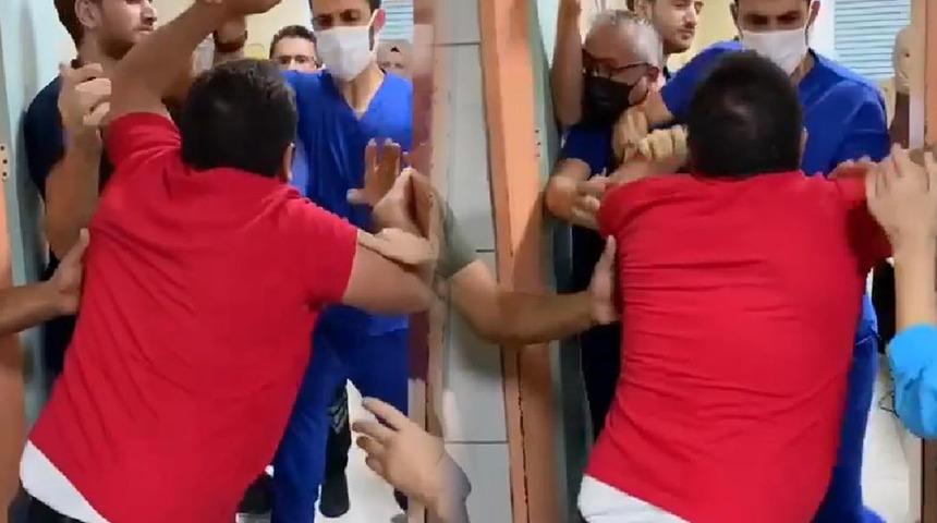 Acil serviste 'maske' uyarısında bulunan doktora saldırmıştı! Serbest bırakıldı...