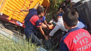 Osmaniye'de devrilen tırda sıkışan sürücü yaralandı