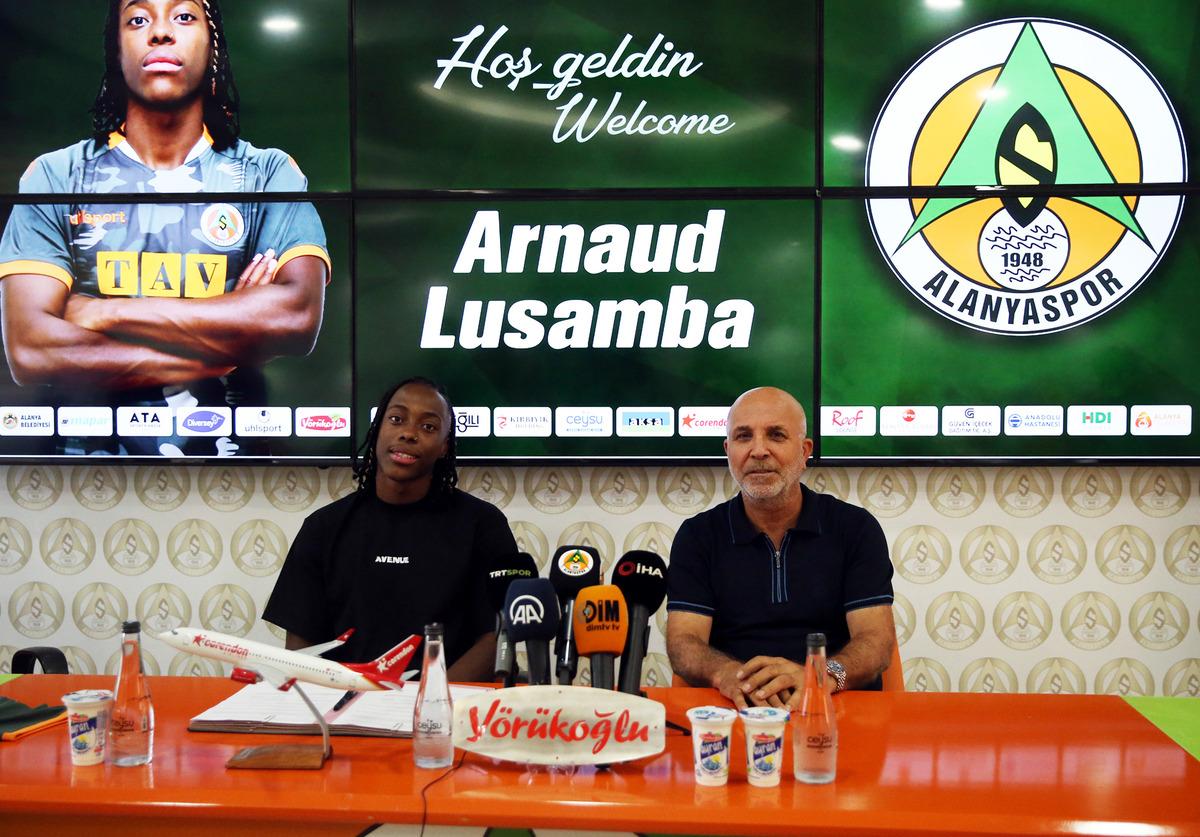 Alanyaspor, Fransız oyuncu Arnaud Lusamba'yı renklerine bağladı