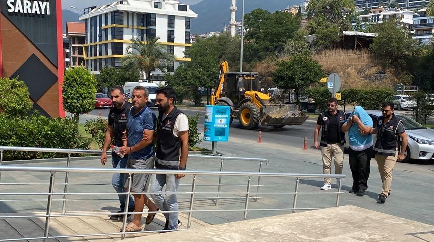 Antalya'da tefecilik yaptıkları öne sürülen baba ve oğlu tutuklandı
