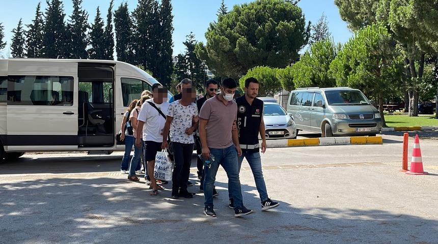 Balıkesir'de kar payı vaadiyle dolandırıcılık yaptıkları iddiasıyla yakalanan 4 zanlı tutuklandı