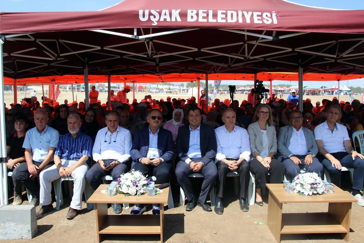 AK Parti Genel Başkan Yardımcısı &Ouml;zhaseki, Uşak'ta Gurbet&ccedil;i Festivali'nin a&ccedil;ılışında konuştu: