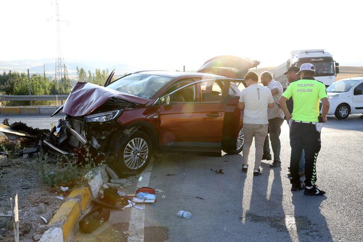 Sivas'ta otomobille motokaravanın çarpıştığı kazada 7 kişi yaralandı G2