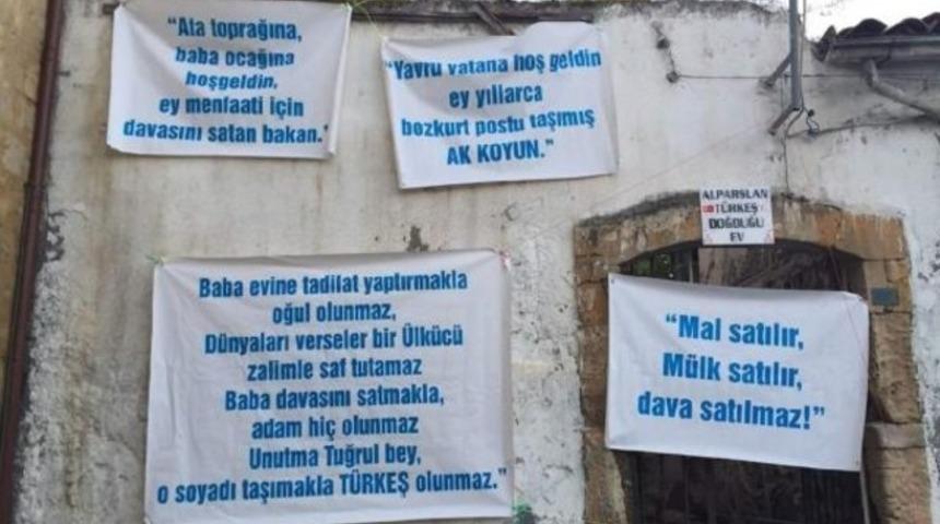 KKTC'de Türkeş'e pankartlı protesto