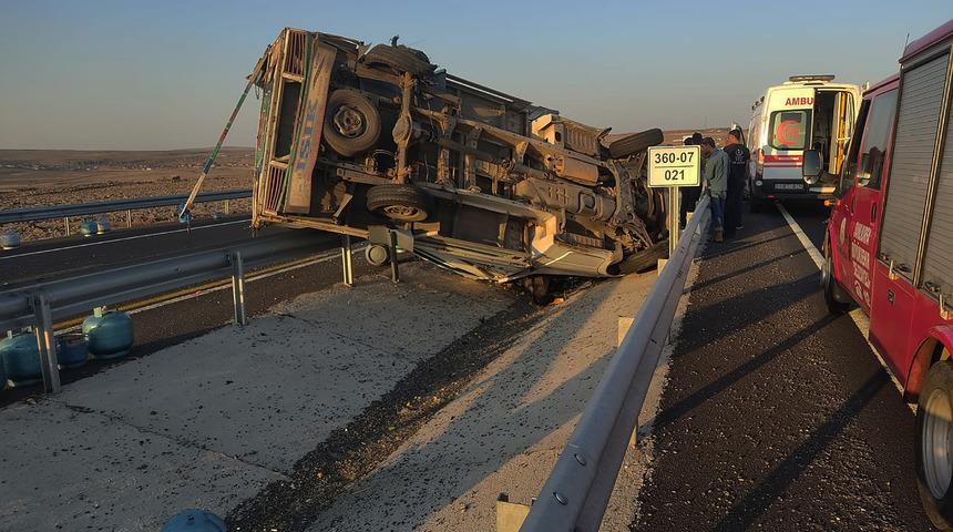 Şanlıurfa'da şarampole devrilen kamyonetteki 2 kişi yaralandı