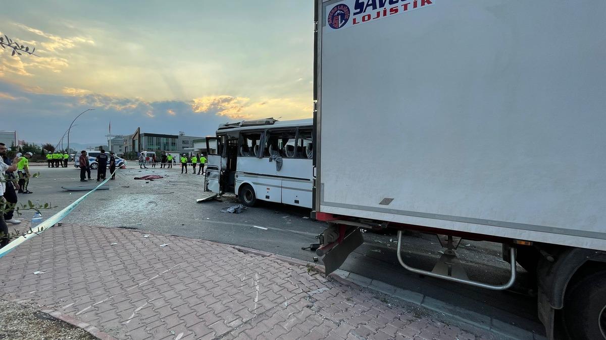 Konya'da tır ile servis otob&uuml;s&uuml;n&uuml;n &ccedil;arpışması sonucu 1 kişi &ouml;ld&uuml;, 25 kişi yaralandı