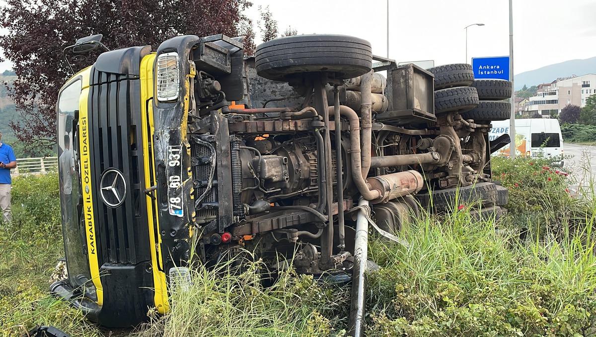 Karab&uuml;k'te kamyonla otomobilin &ccedil;arpıştığı kazada 6 kişi yaralandı