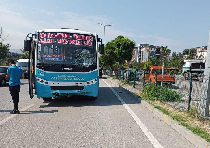 Karabük'te halk otobüsüyle hafif ticari araç çarpıştı, bir yolcu yaralandı G4