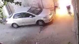 Motosikleti kundaklamak için geldi! Kendisi alevlerin arasında kaldı