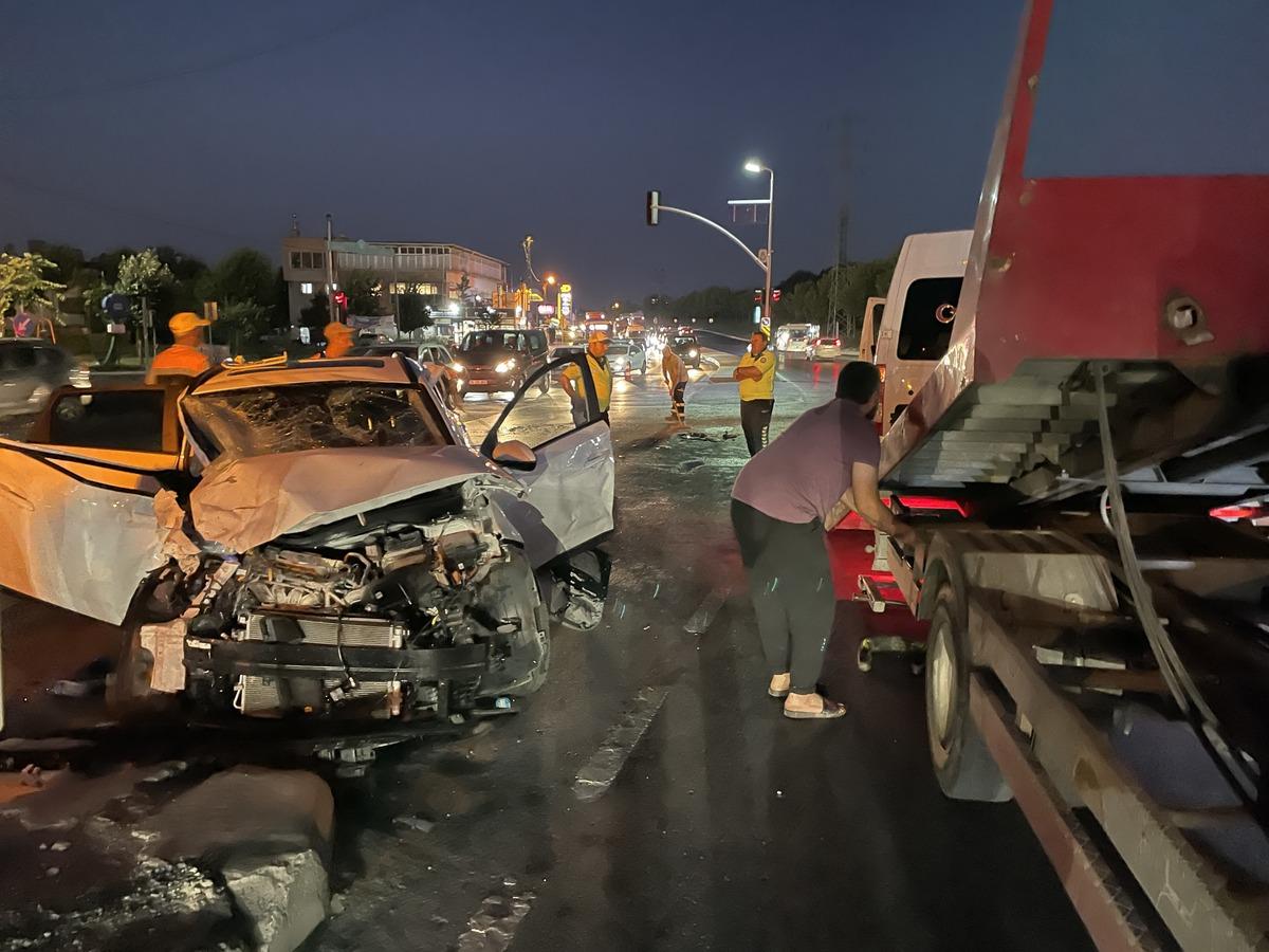 Arnavutk&ouml;y'de İETT otob&uuml;s&uuml; ile iki ara&ccedil; &ccedil;arpıştı, hamile kadın yaralandı