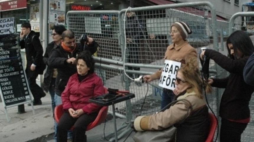 Cumhuriyet Gazetesi'nin &ouml;n&uuml;nde ilgin&ccedil; olay