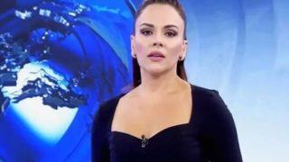 Sunucu Buket Aydın derin göğüs dekolteli elbisesiyle ayna pozu verdi!