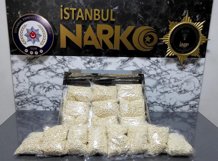 İstanbul'da kargo paketinde 75 bin uyuşturucu hap ele geçirildi G1