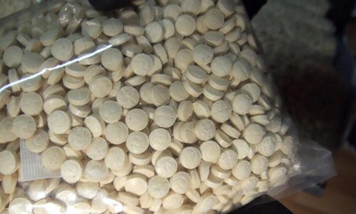 İstanbul'da kargo paketinde 75 bin uyuşturucu hap ele geçirildi G3