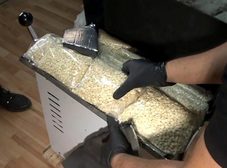 İstanbul'da kargo paketinde 75 bin uyuşturucu hap ele geçirildi G4