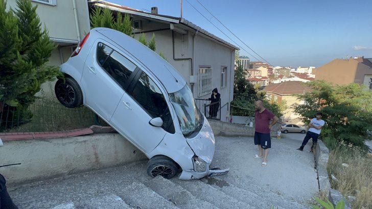 Kocaeli'de bahçe duvarına asılı kalan otomobil vinç yardımıyla kurtarıldı G1