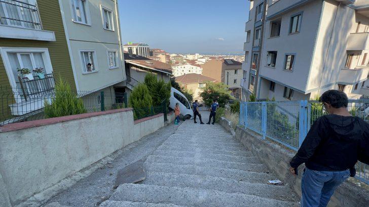 Kocaeli'de bahçe duvarına asılı kalan otomobil vinç yardımıyla kurtarıldı G2