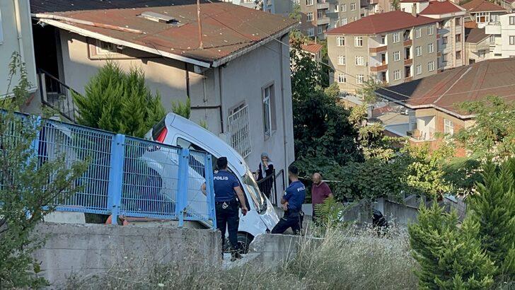Kocaeli'de bahçe duvarına asılı kalan otomobil vinç yardımıyla kurtarıldı G3