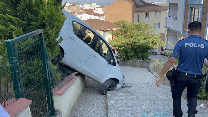 Kocaeli'de bahçe duvarına asılı kalan otomobil vinç yardımıyla kurtarıldı G4