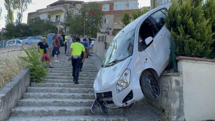 Kocaeli'de bahçe duvarına asılı kalan otomobil vinç yardımıyla kurtarıldı G5