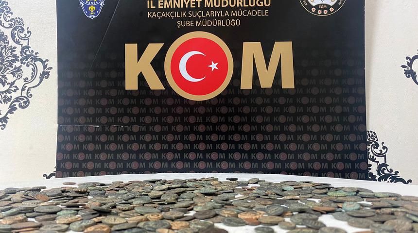 İstanbul'da kargo paketine gizlenmiş 1073 sikke ele geçirildi