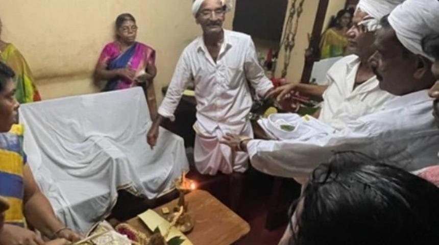 Hindistan’da gerçekleşen bir düğün töreni herkesi şaşırtmayı başardı! 30 yıl önce ölen çocuklarını evlendirdiler