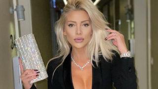 Modacı Gülşah Saraçoğlu ceketinin tek düğmesini kapatarak sütyeniyle poz verdi!