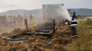 Bilecik'te saman yüklü kamyonet yandı