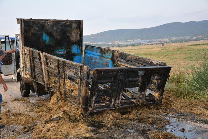 Bilecik'te saman yüklü kamyonet yandı G4